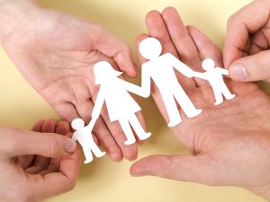 ruolo mediatore familiare famiglia in carta tenuta tra le mani